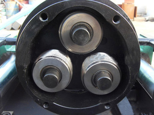 鋼筋直螺紋滾絲機使用前滾絲輪及偏心套的安裝方法？